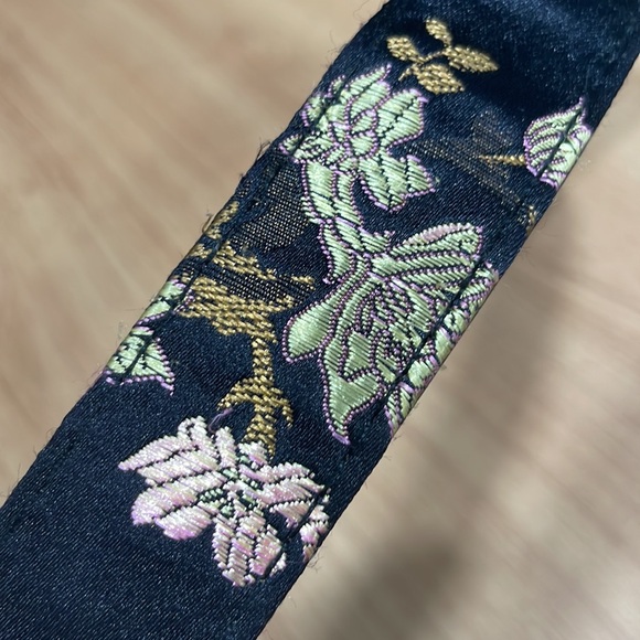 Black Embroidered Floral Glossy Manmade Belt Size Small/Medium - Picture 7 of 9